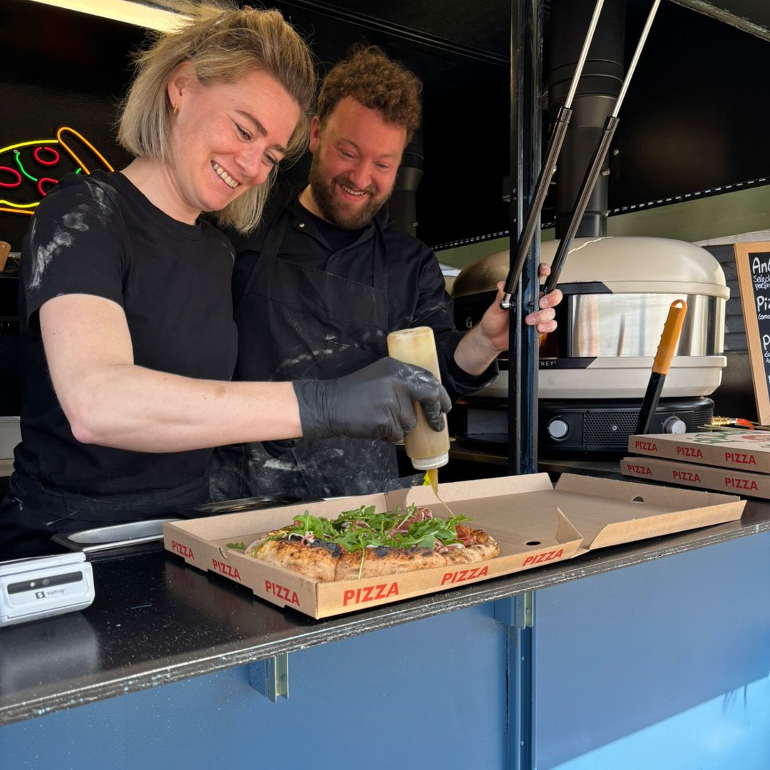 Ties en Fie maken samen een verse pizza in de pizzakar