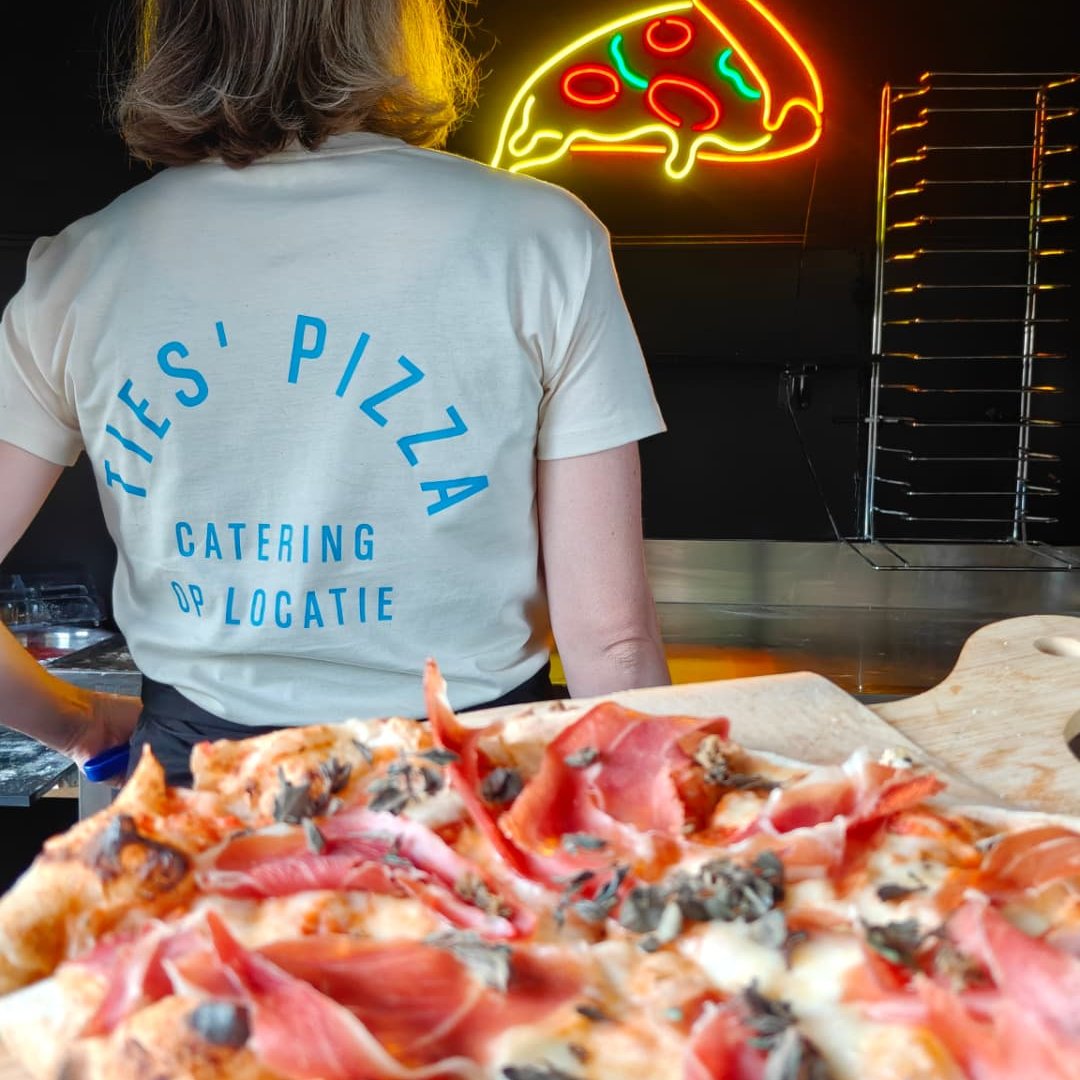 Verse Napolitaanse pizza voor de neon pizza slice