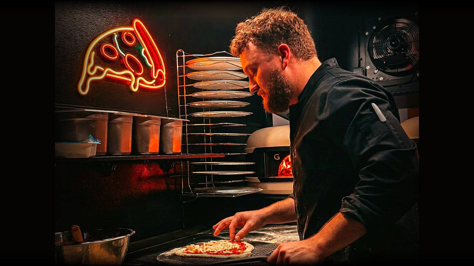 Pizza foodtruck huren: Ties belegt een verse Napolitaanse pizza naast de houtoven in de pizzakar